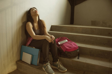 戏剧学院亚洲女大学生被欺负的戏剧性画像.
