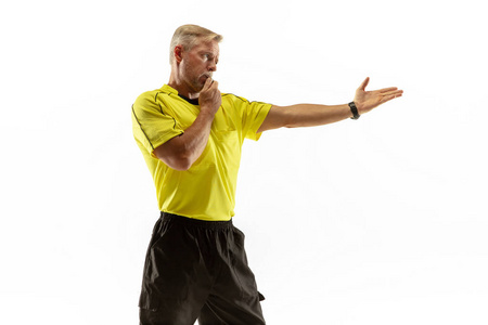 足球裁判员用手势向孤立在白色背景上的球员指路照片