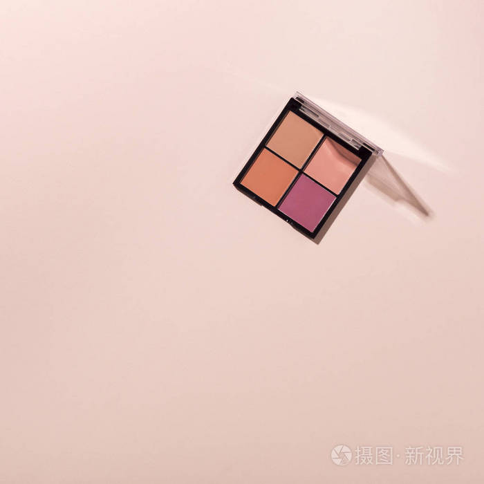 具有复制空间的光背景下的四色眼影