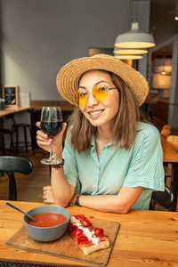 美女喝红酒亚洲图片