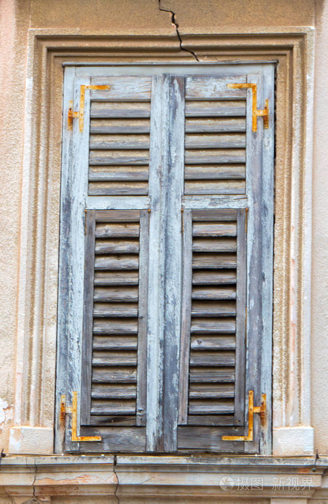 一扇古老的乡村窗户