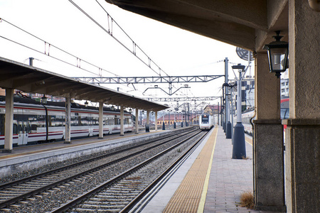 一个小火车站的景色图片