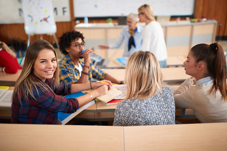 大学讲师在大学课堂上听讲师讲课的学生照片