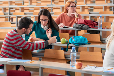 在大学校园里一起学习的朋友们图片