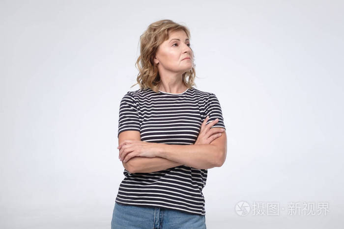 高加索人傲慢的成熟女人双手合十看着一边