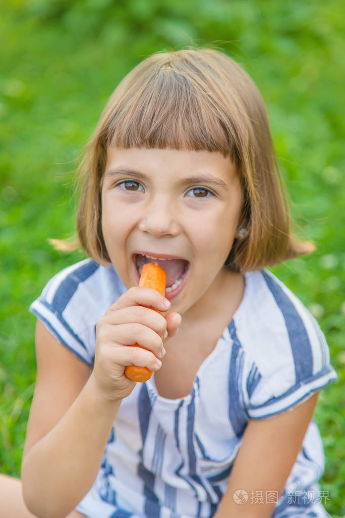 孩子吃蔬菜胡萝卜选择性聚焦食物