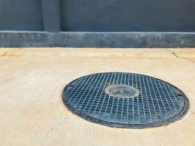 钢格栅板覆盖下水道图片