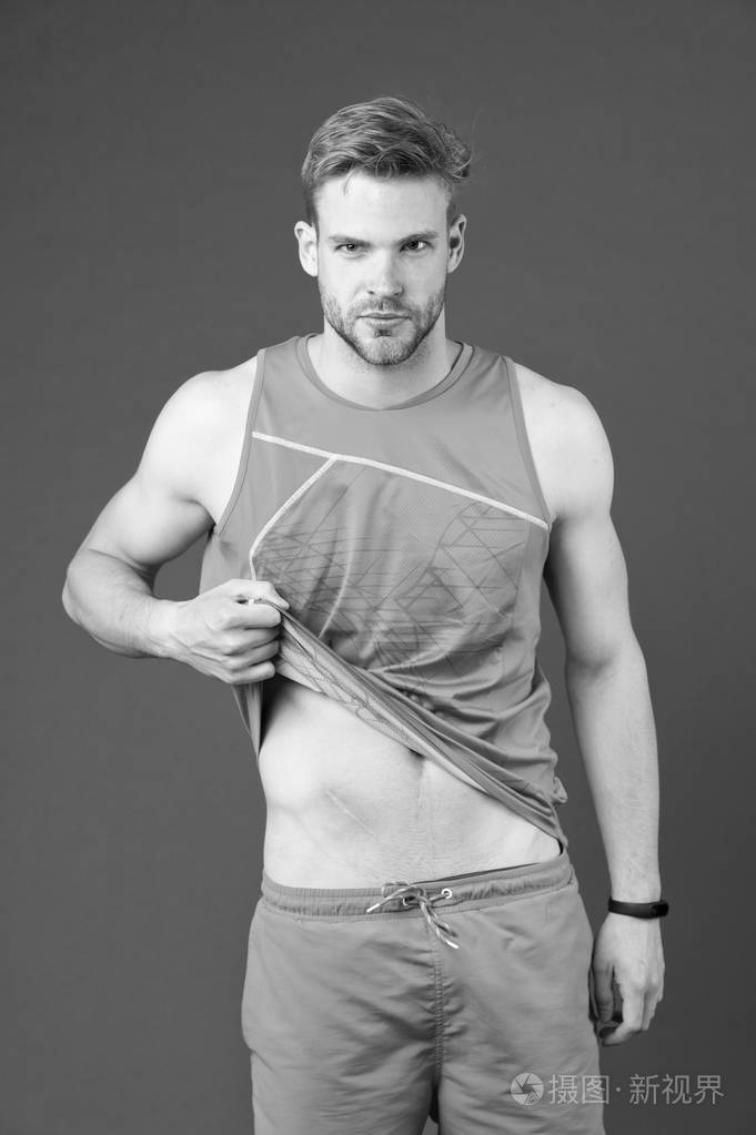 伤疤使人容光焕发帅哥阑尾炎腹部切除术后留有疤痕的帅哥疤痕去除概念