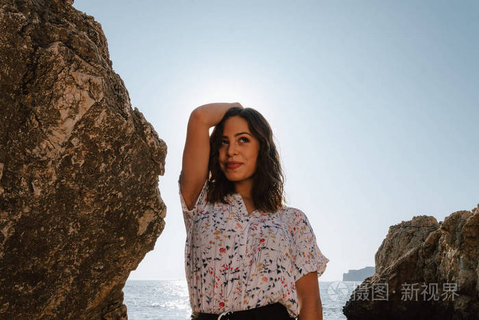 富有冒险精神的年轻拉丁妇女,梳着头发,面带微笑,直视前方.