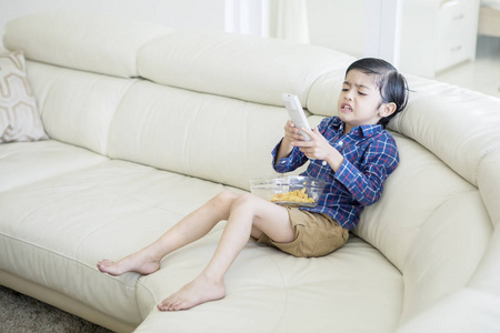 傲慢自大的男孩图片