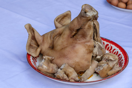 油炸猪头,供奉上帝,宗教精神,曼谷,泰国.特写照片
