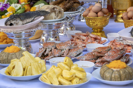 祭奠背景泰国曼谷,为向上帝祈祷和祭奠祖先提供食物.