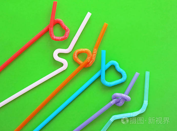 一个灵活的部分,由于它可以扭成一个结,在绿色的背景上呈锯齿形或心形