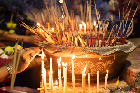 在泰国的一座佛教寺庙里烧香.照片