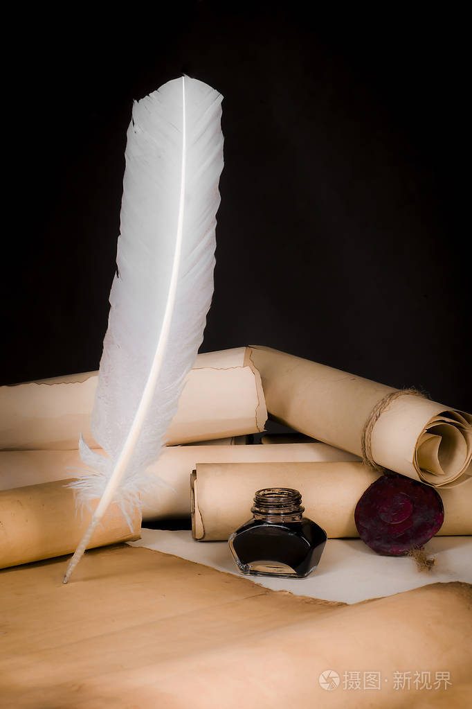 一卷纸莎草一支笔和墨水池