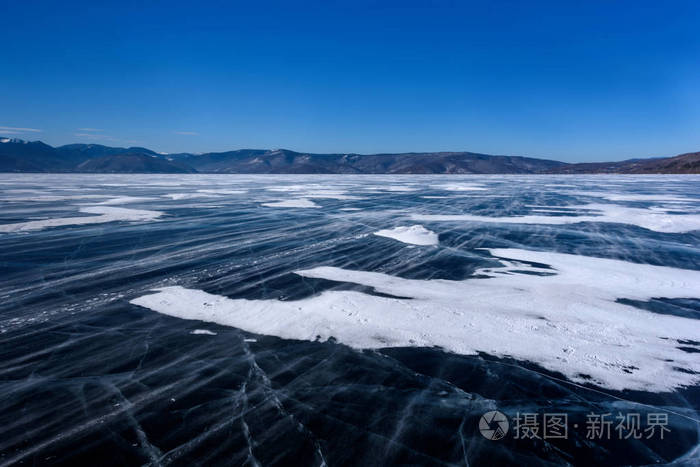 冰冻的贝加尔湖在一个寒冷的日子里靠近冰面的美丽的山自然背景