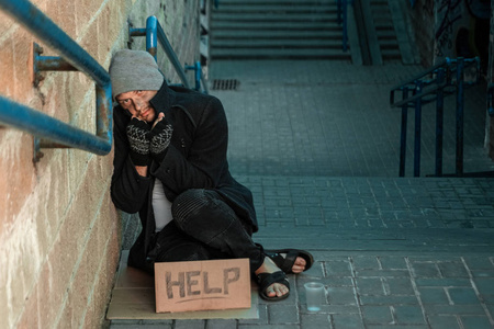 无家可归者的概念,社会问题,瘾君子,贫穷,绝望.照片