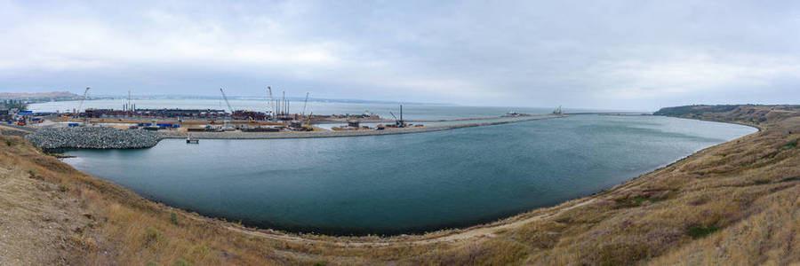 鞑靼海峡沿岸刻赤海峡沿岸在多云的天气里建造刻赤海峡,天空中有云.