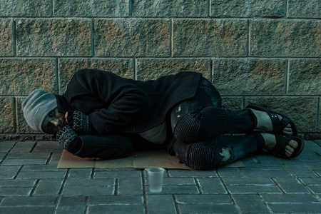 在被欺负的孩子社会问题中,被孤立在黑板背景上的年轻绝望和受虐待的