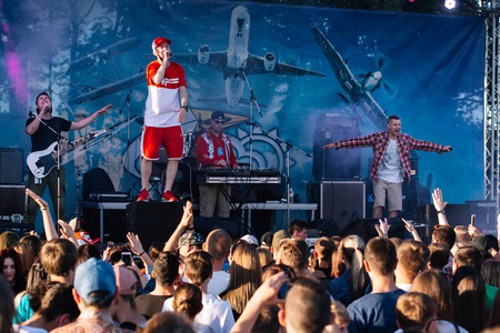 歌手演唱乌克兰说唱歌手亚尔马克2018年5月27日在乌克兰切尔卡西音乐