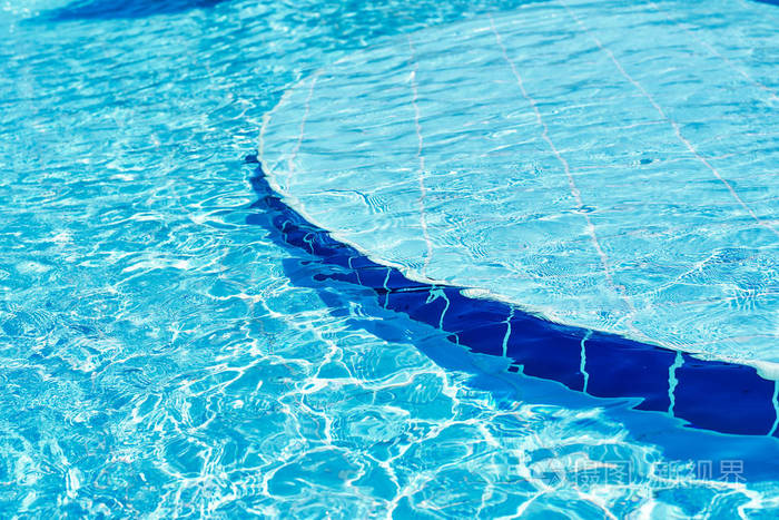 背景为蓝色游泳池水面有阳光反射