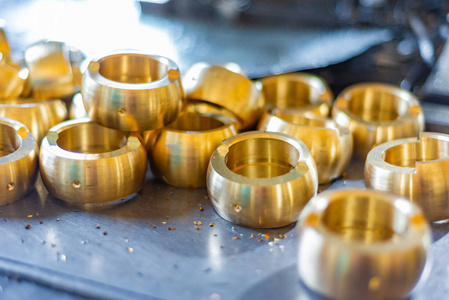 铣加工青铜铣环,零件在数控机床上加工后.照片