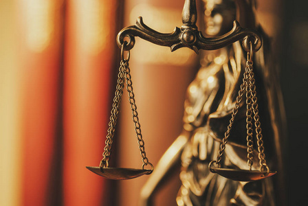 近距离观察公正的黄铜天平照片