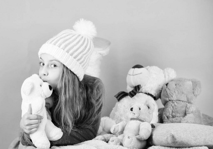 女孩和毛绒玩具图片