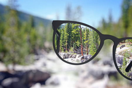 透过眼镜的亮丽风景照片