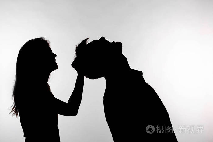 家庭暴力和虐待概念一个女人扇男人耳光的剪影
