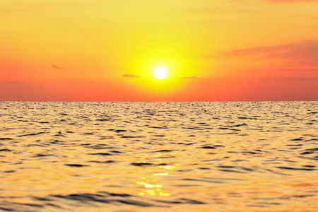 美丽的海上日出.前景中的大海.背景照片