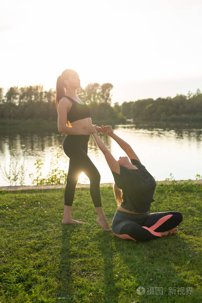 在公园里享受放松瑜伽的女性朋友