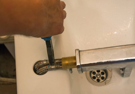 修理水龙头图片