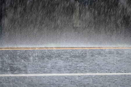 路上有暴雨图片