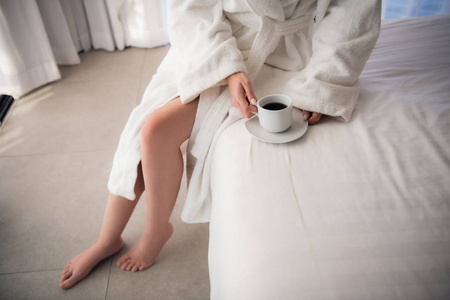 女人床上摸腿图片