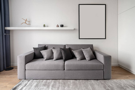 时尚的现代室内白墙和镶木地毯照片