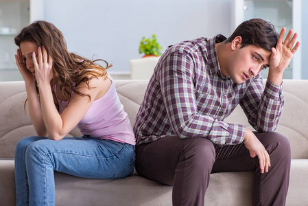 年轻的家庭破裂观念照片