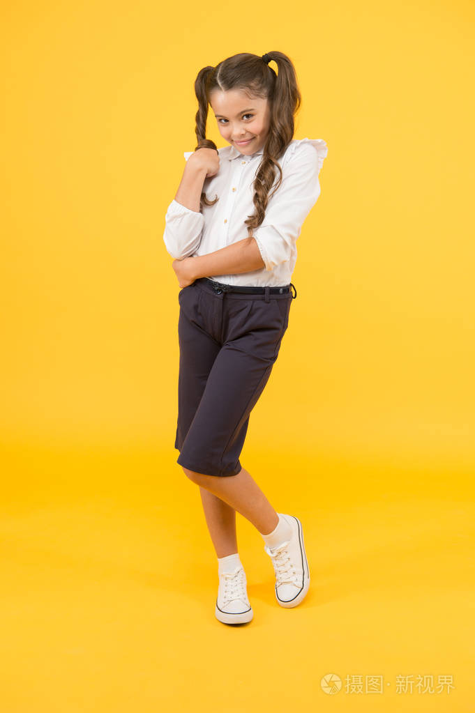 害羞的美人 现代女学生 女学生开心微笑小学生 长发 可爱的胆小害羞的女学生 是时候学习了 准备上课了 学校时尚 国际儿童节概念照片 正版商用图片2nlgv4 摄图新视界