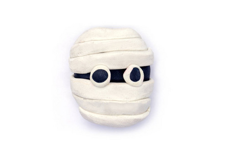 丑陋的蜘蛛在白色背景上玩面团木乃伊万圣节照片