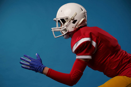 侧视图足球运动员跑动和踢球动作图形向量留着胡子的时髦男子跑黄墙