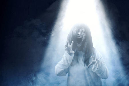 鲜血鬼满脸鲜血满脸怒容双手紧抓的吓人鬼女人照片