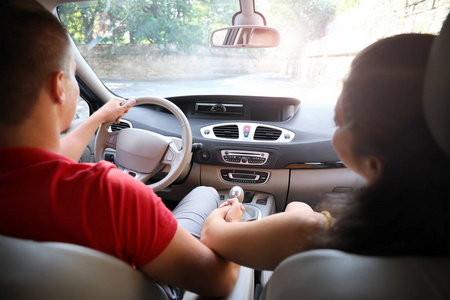 快乐的年轻夫妇开车旅行照片