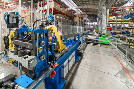数控生产数控滚压成型机.生产金属型材的工厂内部.照片