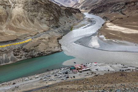河流交汇印度莱赫和拉达克的河流交汇处照片