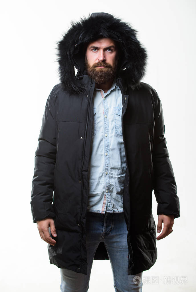 这家伙穿黑色的带兜帽的冬季夹克.为天气变化做好准备.冬季时尚男装.