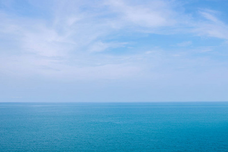 白色泡沫和气泡的蓝色海水backgrou 白色泡沫和气泡的蓝色海水蓝色