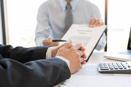 房屋模型与代理人和客户讨论合同购买,获得保险或贷款不动产或财产.