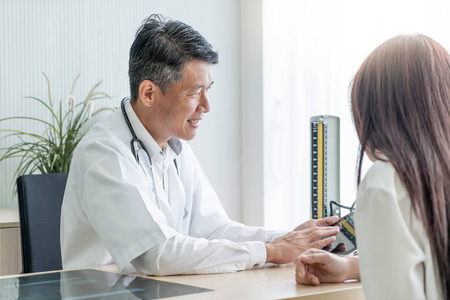 亚洲资深医患正在讨论照片