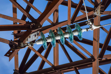 高压电线杆上的玻璃预制高压绝缘子.电气工业照片