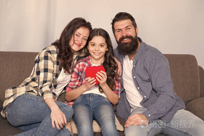 爱我的父母一家人一起过周末友好的家庭沙发爸爸妈妈和女儿在沙发上